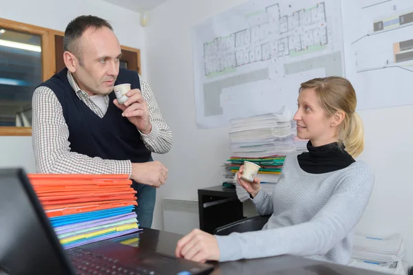 Arbetstagare Som Har Pratstund Medan Dricker Kaffe Kontoret — Stockfoto