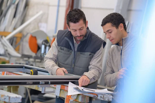 Arbeiter Mit Pvc Fenstern Und Türen — Stockfoto