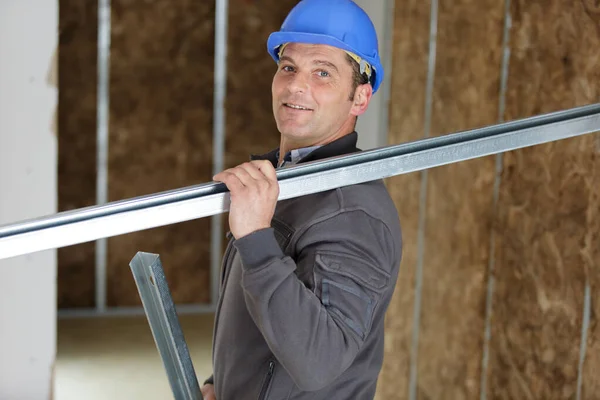 Sonriente Trabajador Construcción Llevando Una Barra Metal — Foto de Stock