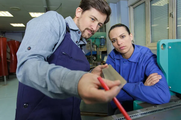 Uomo Donna Che Lavorano Fabbrica — Foto Stock