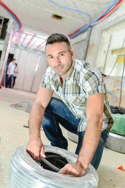 Homem Rolo Abertura Conduíte Cabo — Fotografia de Stock