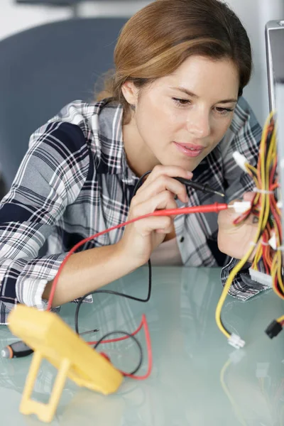 年轻女性个人计算机技术员在类 — 图库照片