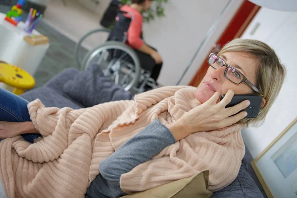 Signora Telefono Nella Hall Dell Ospedale — Foto Stock