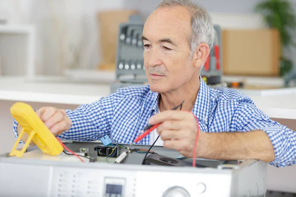 Eletricista Está Reparando Uma Máquina Lavar Roupa Com Garra — Fotografia de Stock