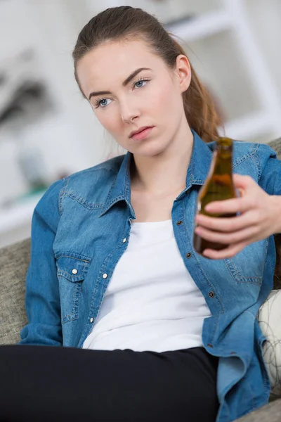 Kobieta Pijąca Piwo Barze Lub Pubie — Zdjęcie stockowe