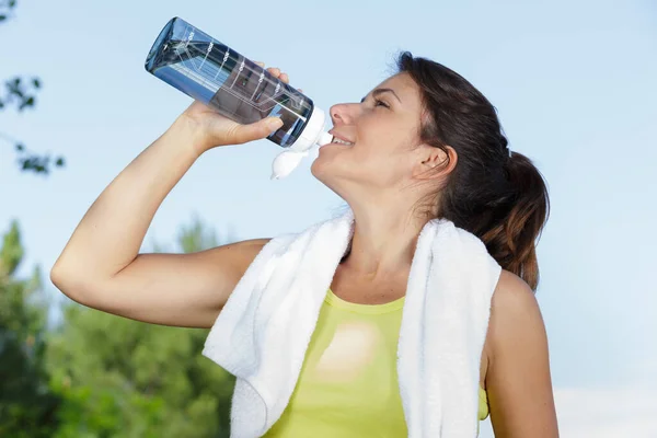 Mulher Fitness Beber Água Depois Correr Manhã — Fotografia de Stock