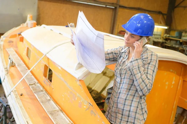 Mujer Fabricante Barcos Mirando Los Planes Hablando Por Teléfono —  Fotos de Stock