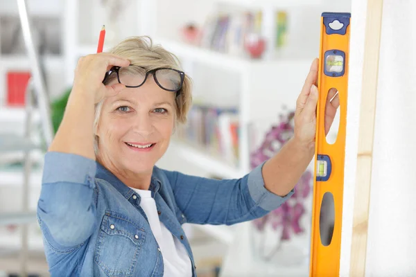 Porträtt Självsäker Senior Kvinna Med Diy Verktyg — Stockfoto