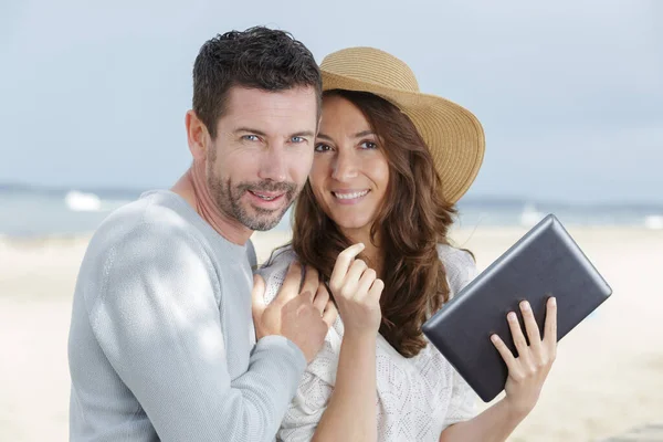 Ehepaar Mittleren Alters Meer Mit Tablet — Stockfoto