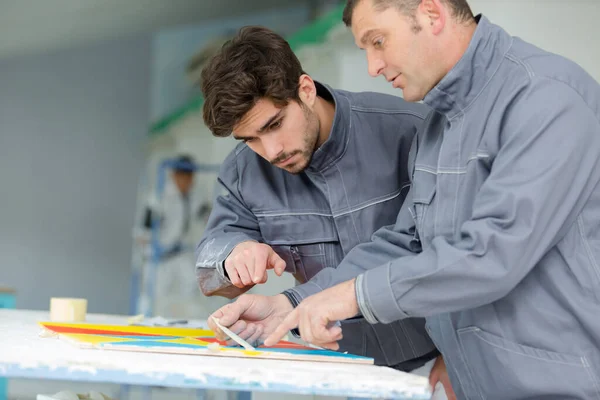 Uomo Come Apprendista Lavora Squadra Insieme — Foto Stock