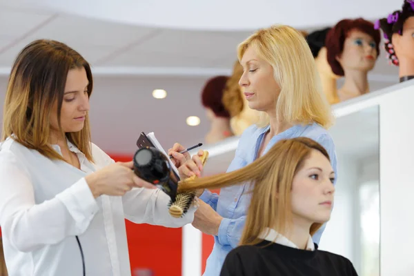 Superviseur Évaluant Stagiaire Coiffeur Travaillant Dans Salon — Photo