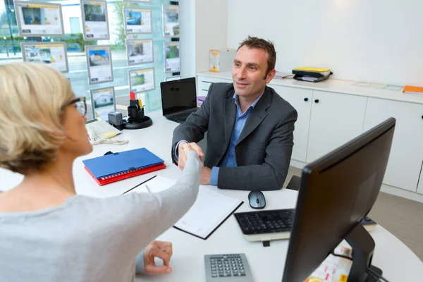 Team Van Kantoormedewerkers Doet Een Handdruk — Stockfoto