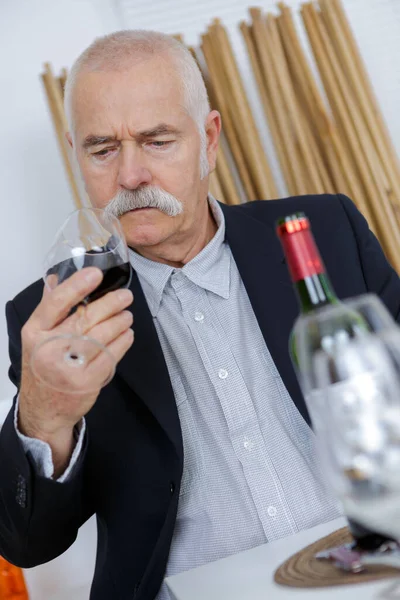 Senior Man Undersöker Glas Rött Vin — Stockfoto