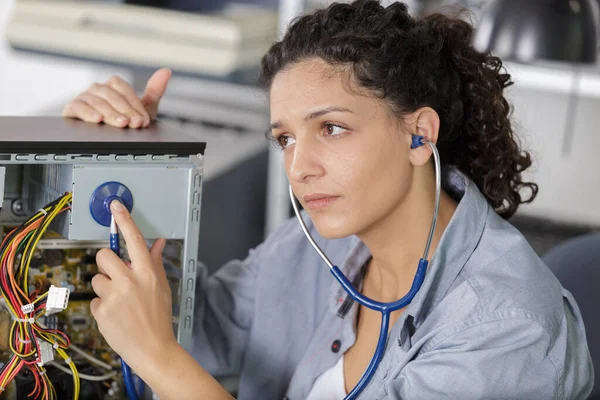 Żeński Technik Komputerowy Sprawdzający Części Komputerowe Stetoskopem — Zdjęcie stockowe