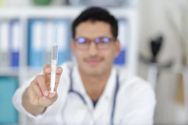 Fechar Perto Médico Segurando Seringa Com Injeção — Fotografia de Stock