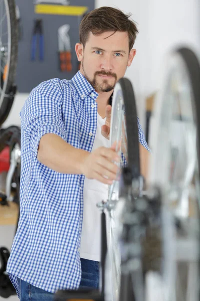 Jovem Reparando Uma Bicicleta Com Suas Ferramentas — Fotografia de Stock