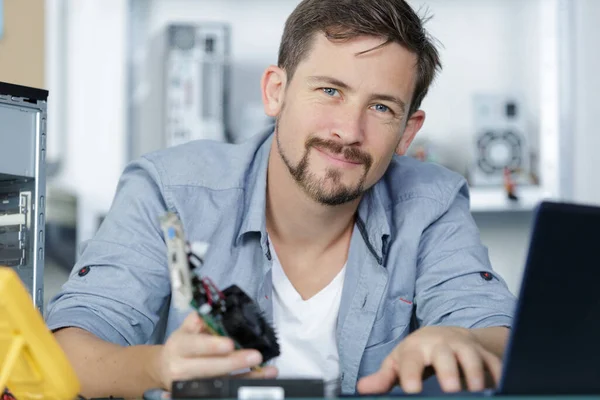 Homem Feliz Olhando Para Câmera Depois Corrigir Computador — Fotografia de Stock