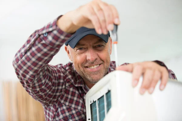 Male Air Conditioning Technician Smiling Camera — Stock Photo, Image
