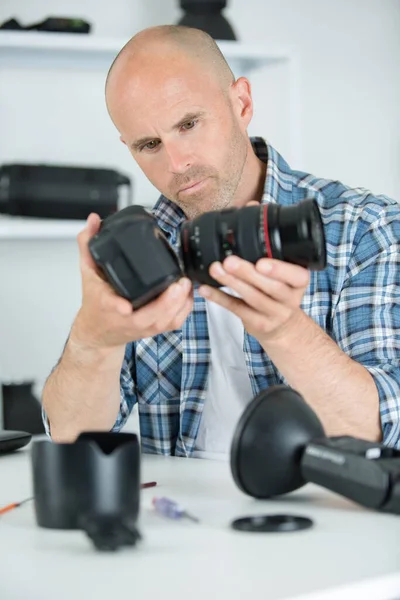 Man Die Lens Aan Camera Aanpast — Stockfoto