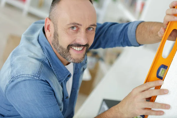 Homem Usando Nível Espírito Para Verificar Uma Superfície — Fotografia de Stock