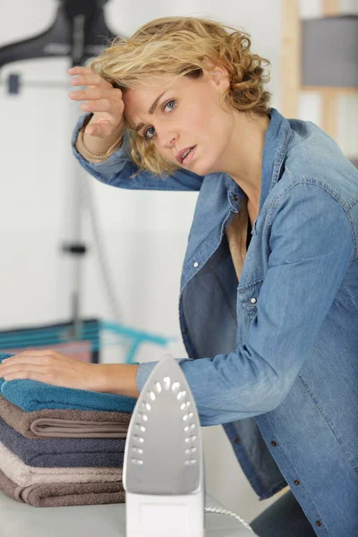 Vrouw Uitgeput Het Doen Van Strijken — Stockfoto