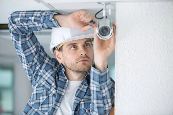 Trabalhador Masculino Inspecionando Câmera Segurança — Fotografia de Stock