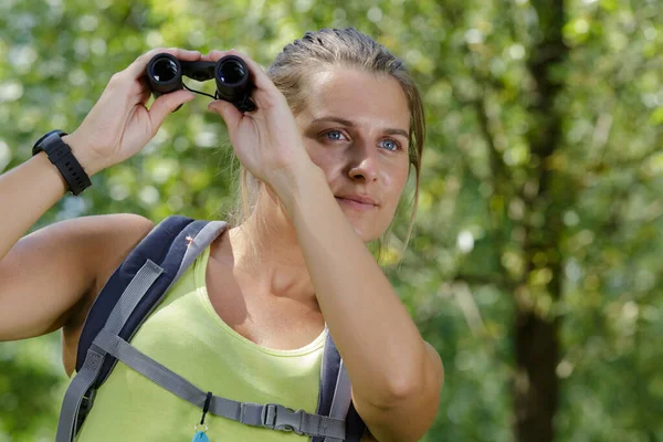 Una Turista Donna Con Binocolo — Foto Stock