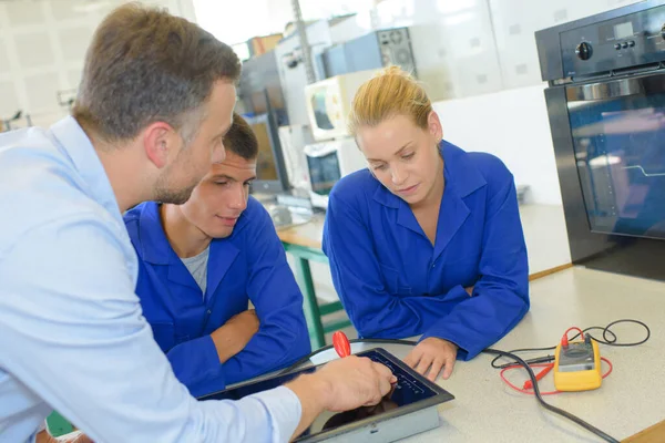 Team Elektriska Lärlingar Med Lärare — Stockfoto