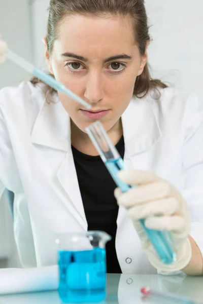 Mujer Joven Sosteniendo Tubo Laboratorio Vidrio Con Líquido Azul — Foto de Stock