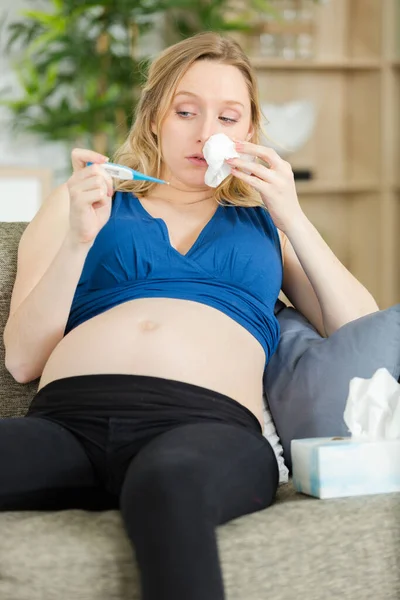 Těhotná Žena Odečítající Jeho Teplotu Teploměru — Stock fotografie
