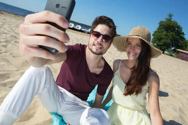 Lindo Jovem Casal Sentado Praia Fazendo Selfie — Fotografia de Stock