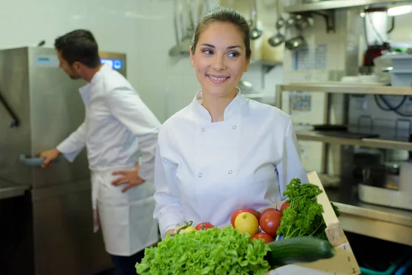 Nahaufnahme Eines Kochs Mit Grünzeug — Stockfoto