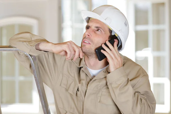 Costruttore Casco Parlando Con Telefono — Foto Stock