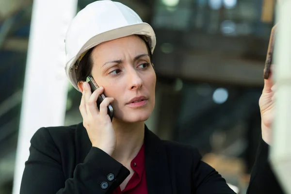 Bem Sucedida Mulher Engenheiro Independente Falando Telefone — Fotografia de Stock