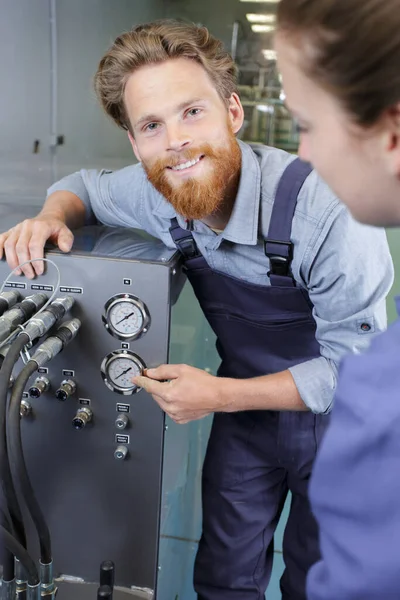 Ingenieur Übernimmt Die Kontrolle Über Eine Pipeline Und Ihren Druck — Stockfoto