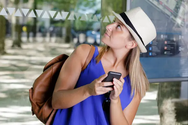 Atrakcyjna Młoda Kobieta Pomocą Smartfona Podczas Oczekiwania Przystanku Autobusowym — Zdjęcie stockowe