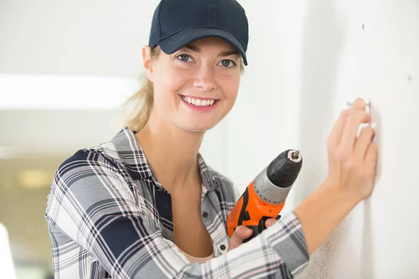 Woman Using Cordless Screwdriver — Stock Photo, Image