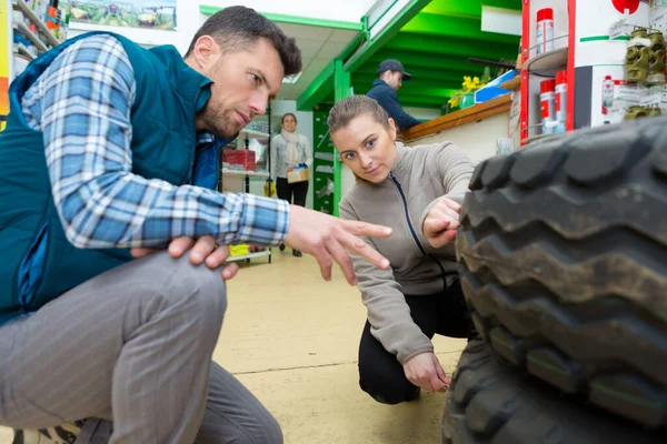 Personas Revisando Neumáticos Tienda Garaje — Foto de Stock
