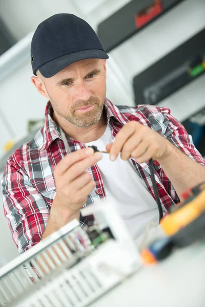 Homem Reparação Eletrônica Conceito Renovação — Fotografia de Stock
