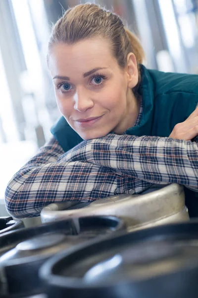 Portrait Femme Penché Sur Tonneau Bière — Photo