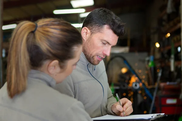 Engenheiro Comunicando Sobre Área Transferência Com Trabalhador — Fotografia de Stock