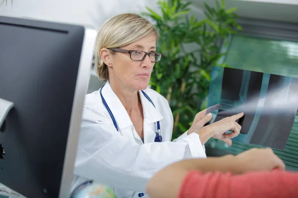 Женщина Врач Показывает Пациенту Рентген — стоковое фото