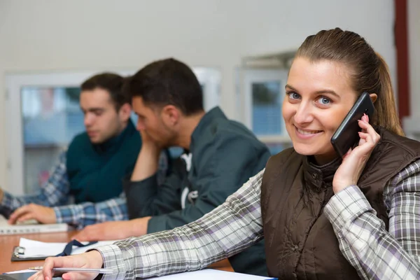 Femme Utilisant Téléphone Dans Entrepôt — Photo