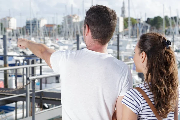 Pareja Viajeros Puerto — Foto de Stock