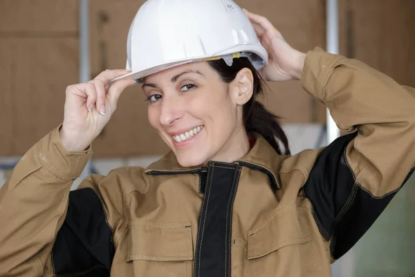 Sorridente Costruttore Femminile Gilet — Foto Stock