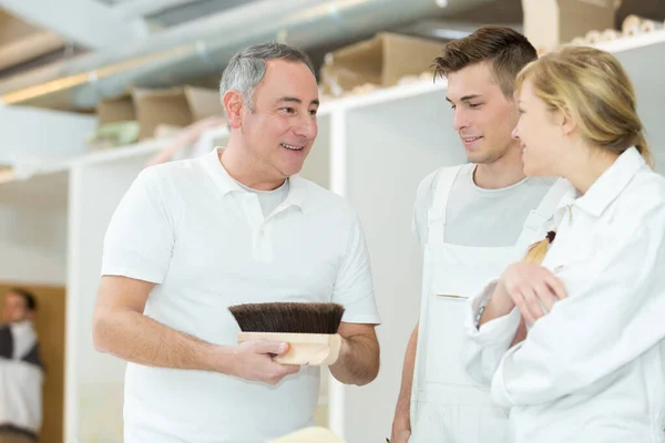 Educatore Mostrando Pennello Parati Agli Studenti — Foto Stock