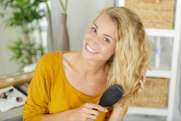 Jovem Mulher Escovando Cabelo Fundo Branco — Fotografia de Stock