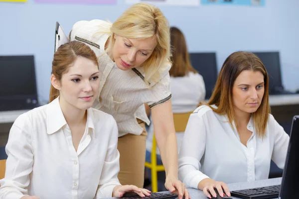 Elegante Insegnante Senior Studenti Una Classe — Foto Stock