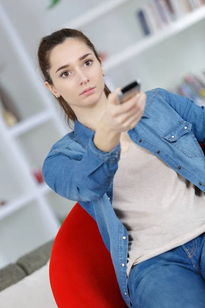 Jonge Dame Thuis Met Behulp Van Afstandsbediening — Stockfoto