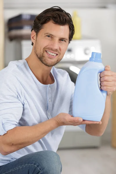Mężczyzna Pokazuje Detergent Kamery — Zdjęcie stockowe